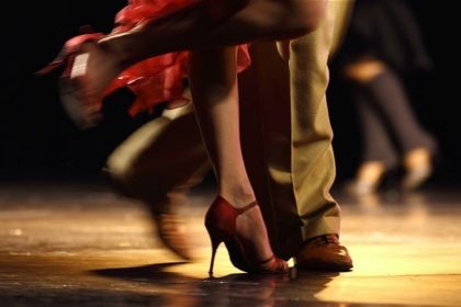 piedi di ballerini mentre ballano