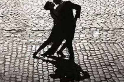 foto in bianco e nero con silhouette di due ballerini