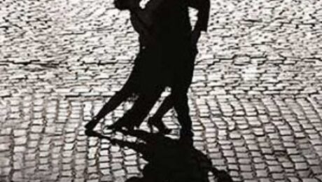 foto in bianco e nero con silhouette di due ballerini